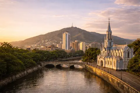 Transporte ejecutivo Cali - vista ciudad y Aeropuerto Alfonso Bonilla Aragón (CLO)