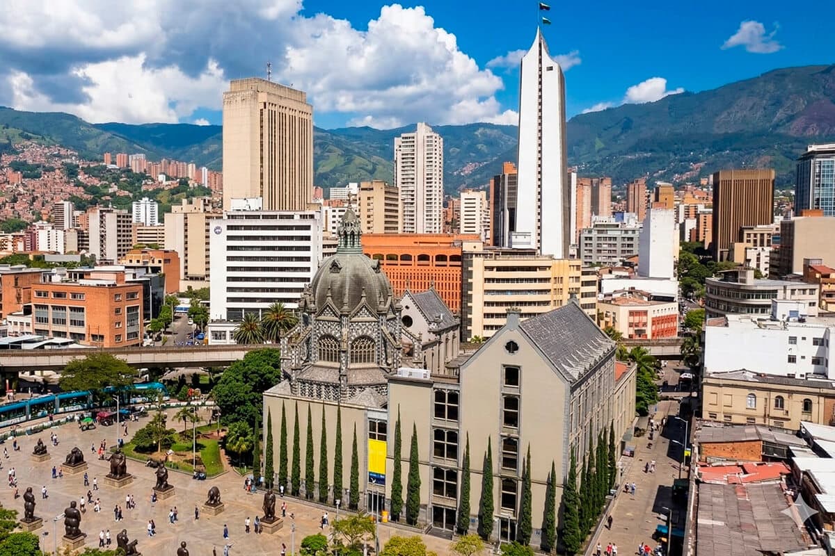 Transporte ejecutivo Medellín - vista ciudad y Aeropuerto José María Córdova (MDE)