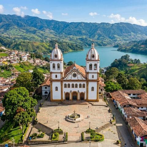 Transporte ejecutivo Copacabana - vista ciudad y Aeropuerto José María Córdova (MDE) — vía Rionegro