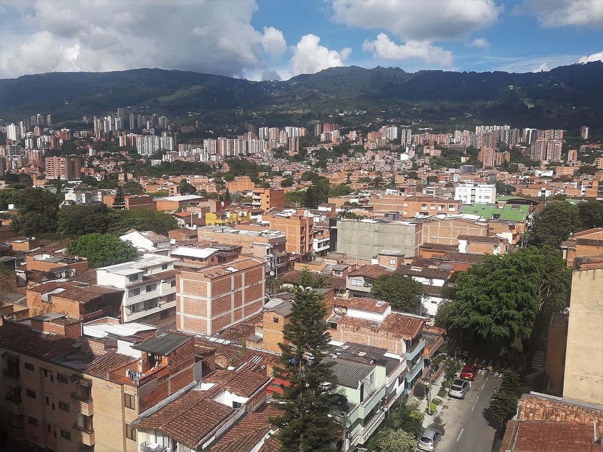 Transporte ejecutivo Envigado - vista ciudad y Aeropuerto José María Córdova (MDE) — vía Rionegro