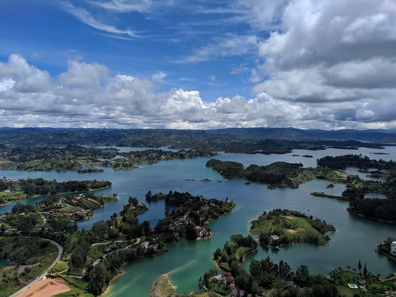 Transporte ejecutivo Guatapé - vista ciudad y Aeropuerto José María Córdova (MDE) — vía Rionegro