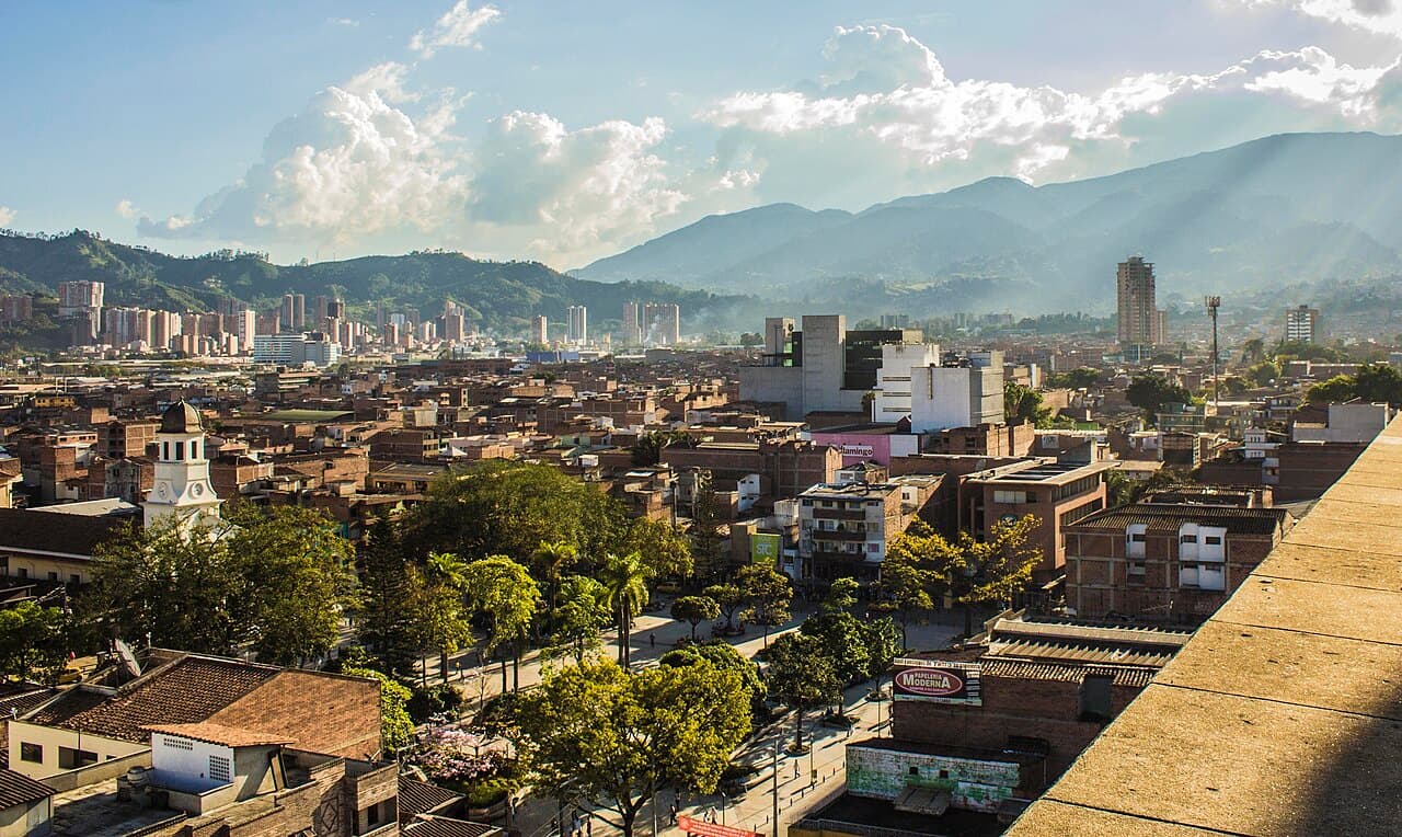 Transporte ejecutivo Itagüí - vista ciudad y Aeropuerto José María Córdova (MDE) — vía Rionegro