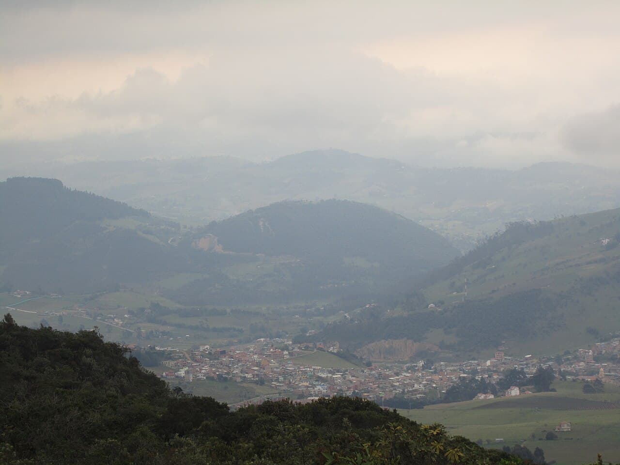 Transporte ejecutivo La Calera - vista ciudad y Aeropuerto El Dorado (BOG) — vía Bogotá