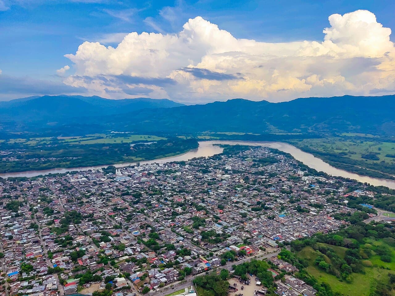 Transporte ejecutivo La Dorada - vista ciudad y Sin aeropuerto comercial — vía terrestre desde Bogotá/Manizales