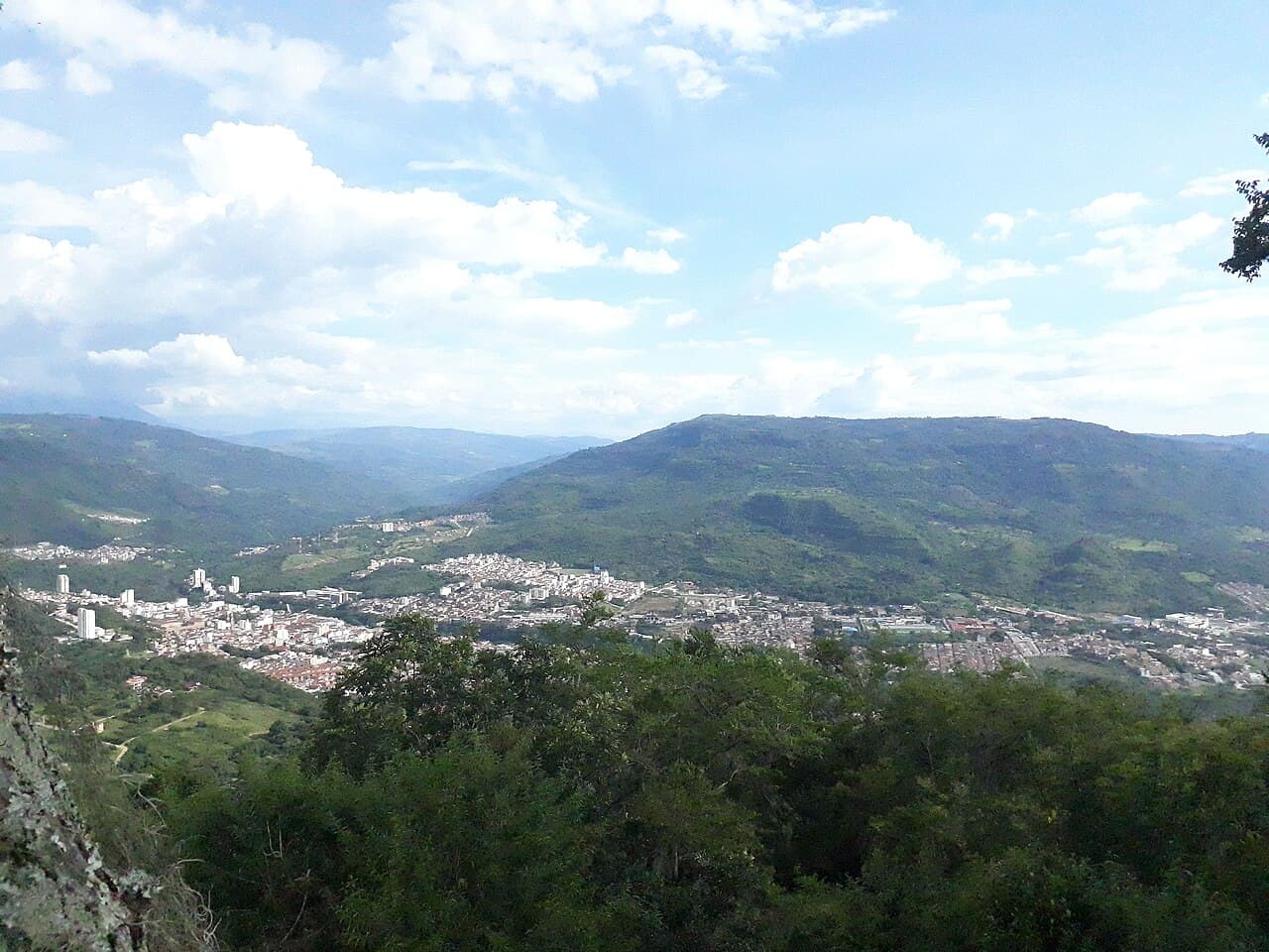 Transporte ejecutivo San Gil - vista ciudad y Aeropuerto Palonegro (BGA) — vía Bucaramanga