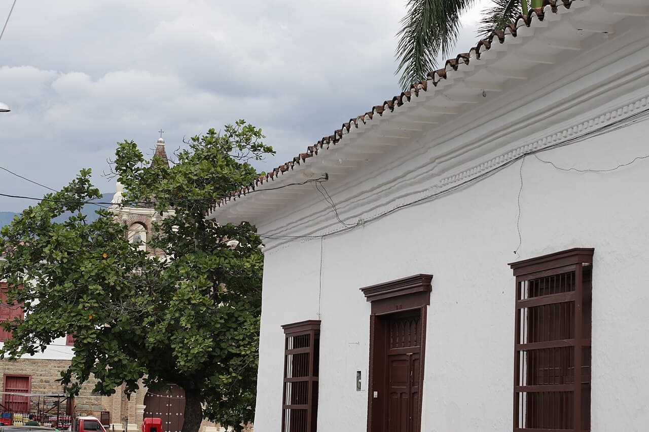 Transporte ejecutivo Santa Fe de Antioquia - vista ciudad y Aeropuerto José María Córdova (MDE) — vía Medellín