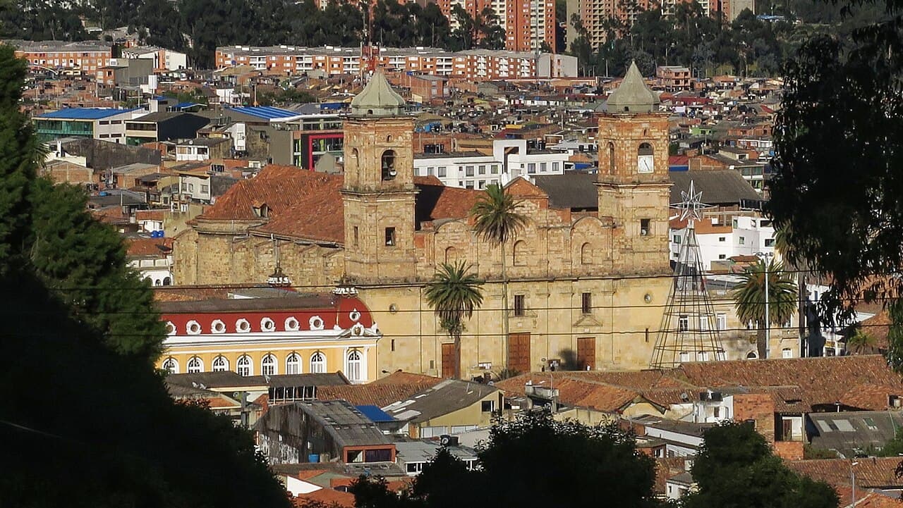 Transporte ejecutivo Zipaquirá - vista ciudad y Sin aeropuerto comercial — vía terrestre desde Bogotá